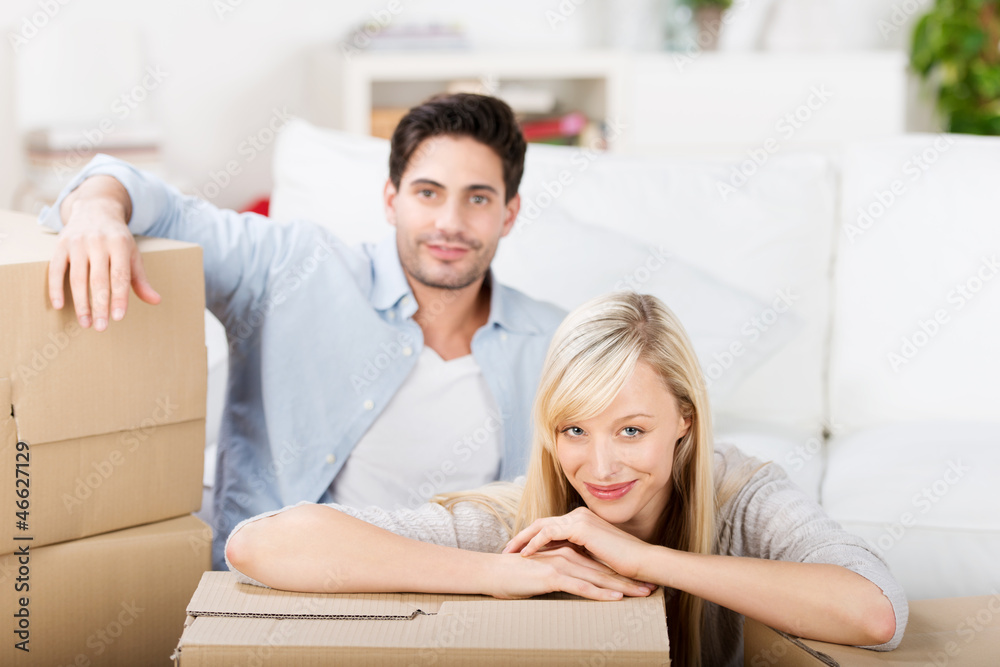 paar beim umzug in die neue wohnung paar beim umzug in die neue wohnung