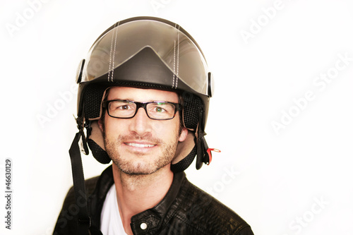 Rollerfahrer mit seinem Helm © Peter Atkins
