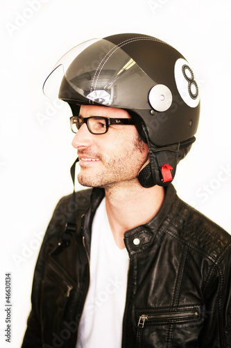 Motorradfahrer mit aufgesetzem Helm © Peter Atkins