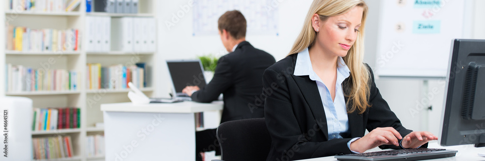 mitarbeiter arbeiten am computer mitarbeiter arbeiten am computer