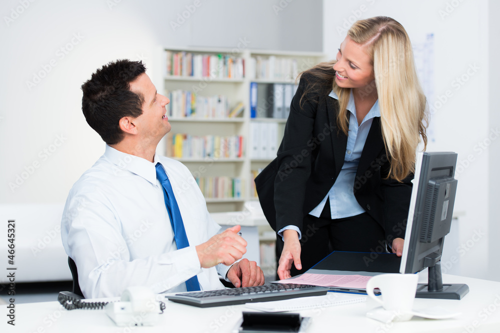 Obraz premium freundliches mitarbeitergespräch