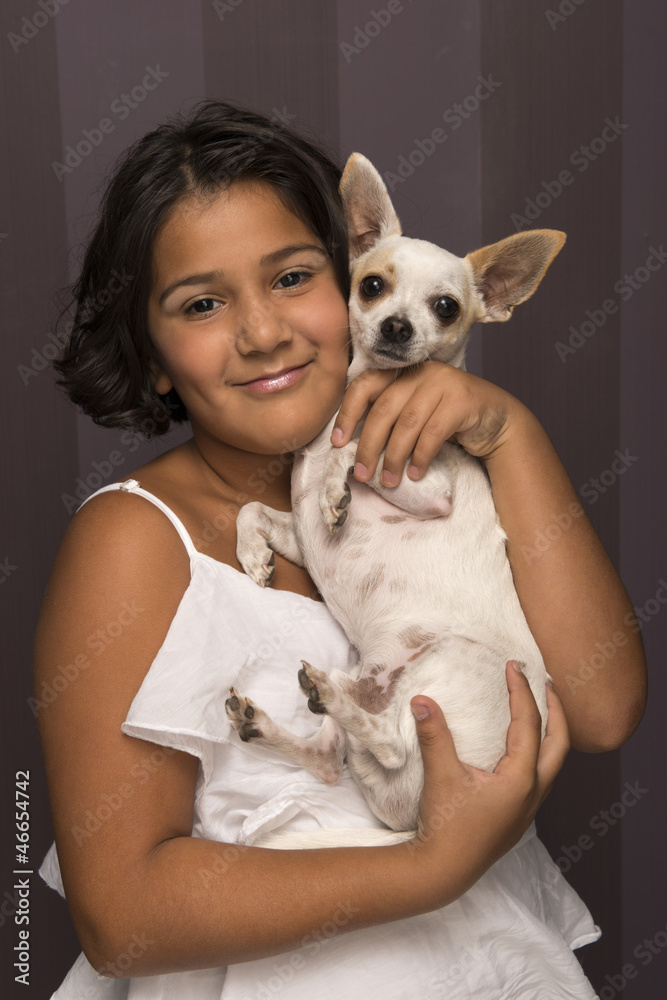 Kind mit einem kleinen Hund Kind mit einem kleinen Hund