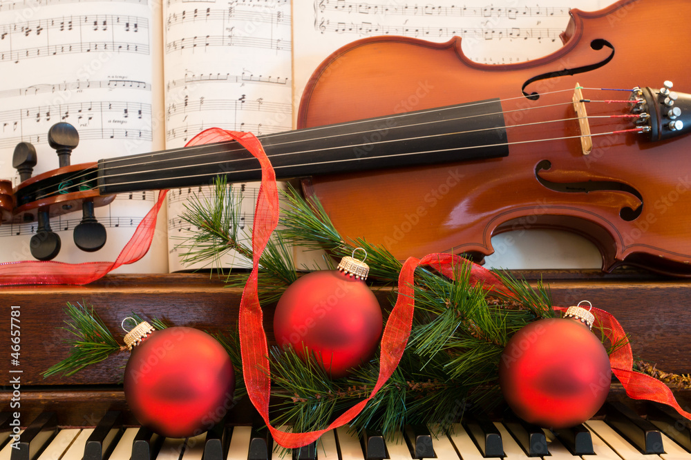 Obraz premium Piano and Violin Music for the Holidays
