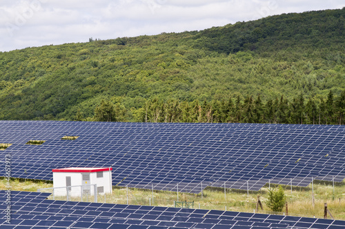 Feld mit Solaranlagen