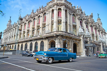 Plexiglas schilderij Cubaanse oldtimers Klassieke Cadillac op Havana straat  © Aleksandar Todorovic