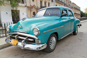 Plexiglas schilderij Cubaanse oldtimers Blauwe Plymouth oldtimer in Havana  © Aleksandar Todorovic