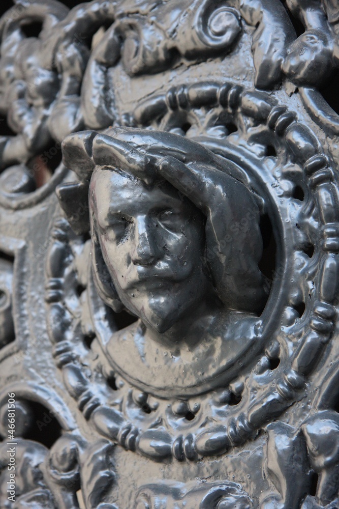 Détail de porte parisienne