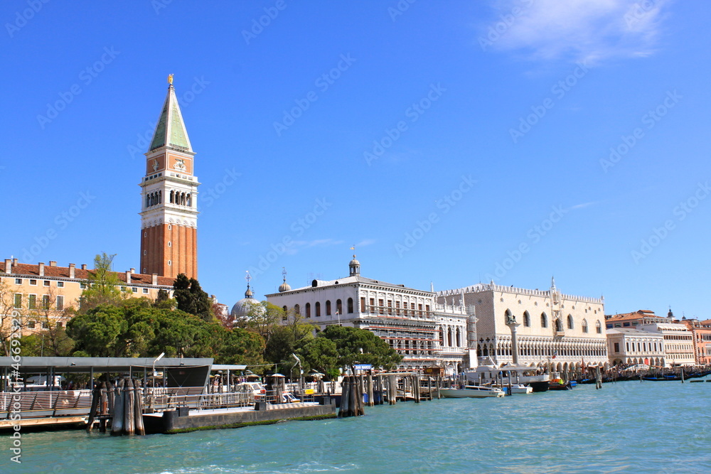 Le Campanile et le Palais des Doges à Venise - Italie