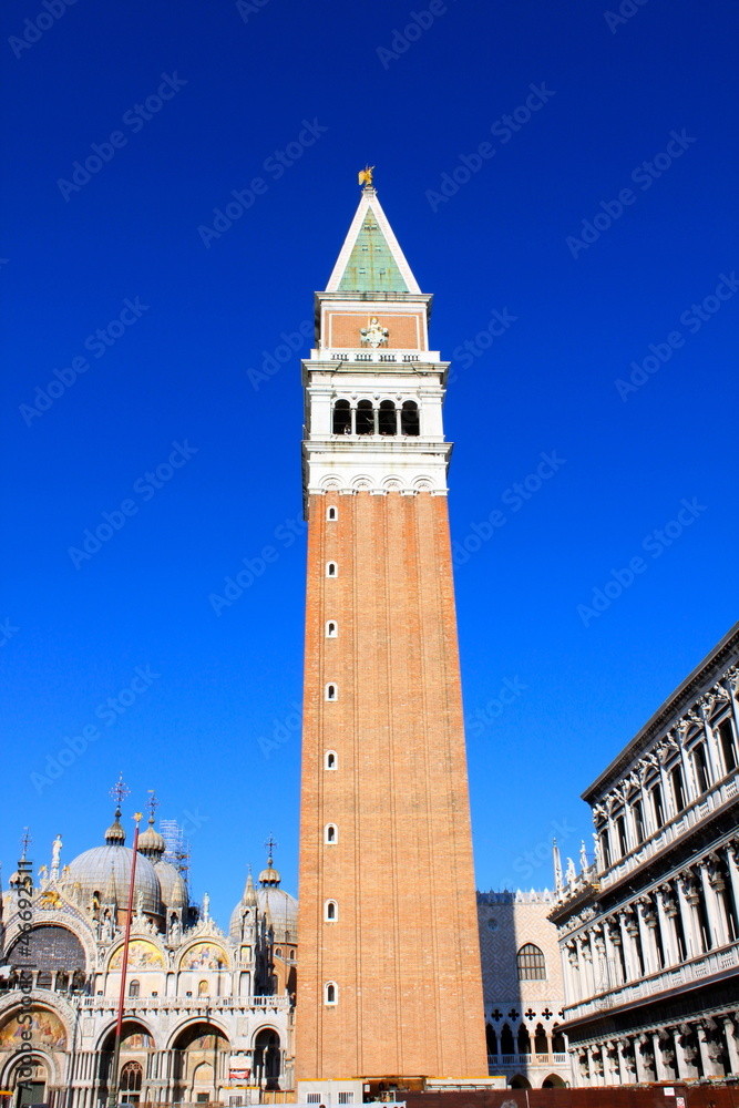Le Campanile et la basilique Saint-Marc à Venise - Italie