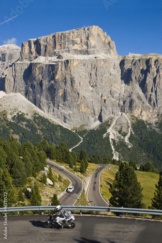 Wallpaper Mural Motorradfahrer am Sellajoch vor Sellagruppe Torontodigital.ca