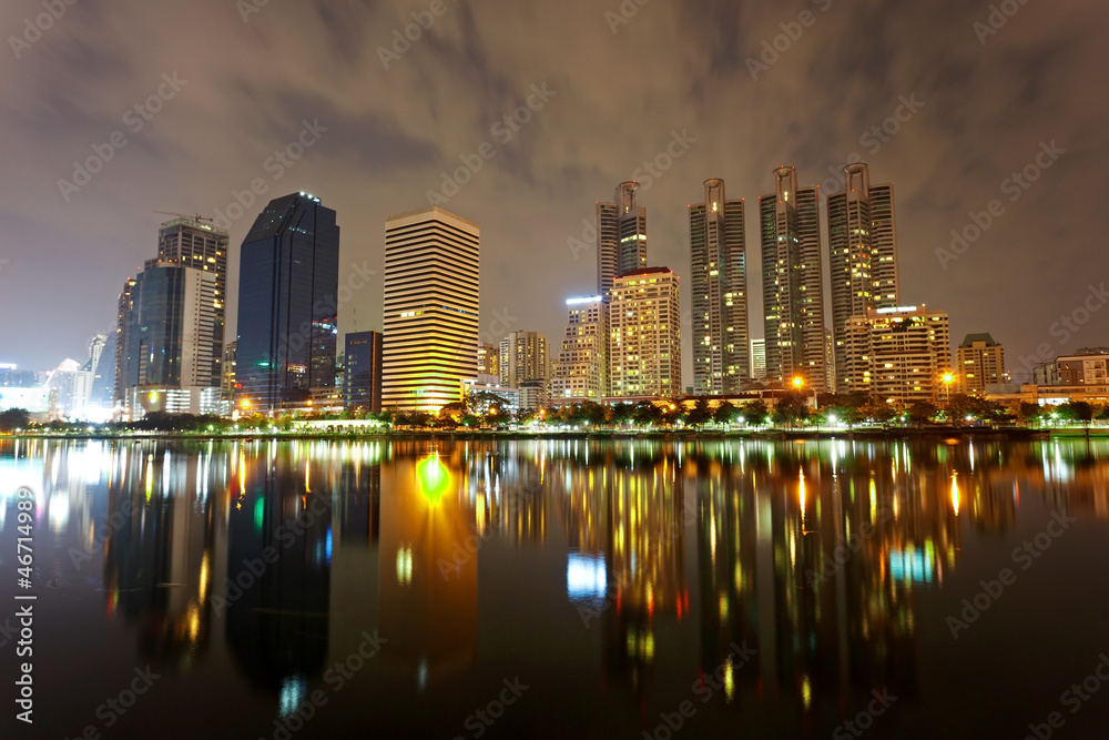 Obraz premium Bangkok in evening, reflection of buildings in water