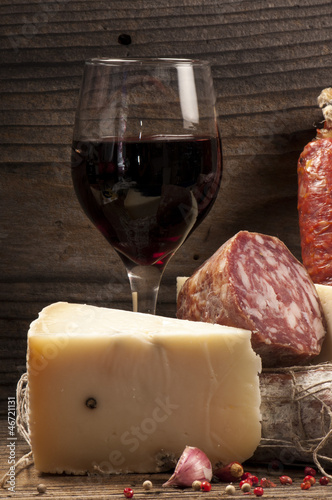 formaggio e vino rosso photo