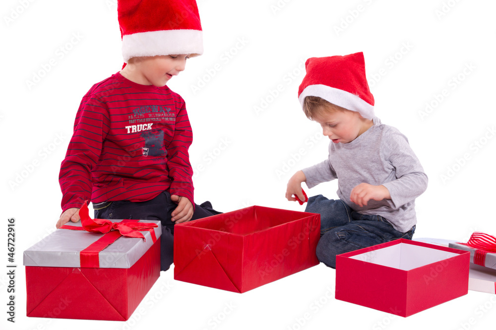 zwei Brüder bei Geschenke auspacken Stock Photo | Adobe Stock
