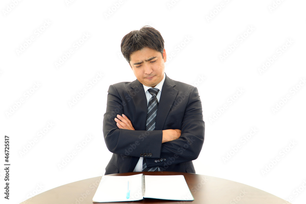 困惑した表情のビジネスマン