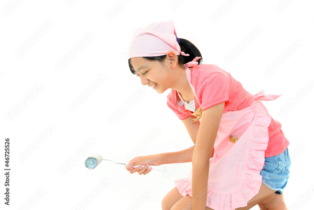 エプロンを着て掃除をする女の子