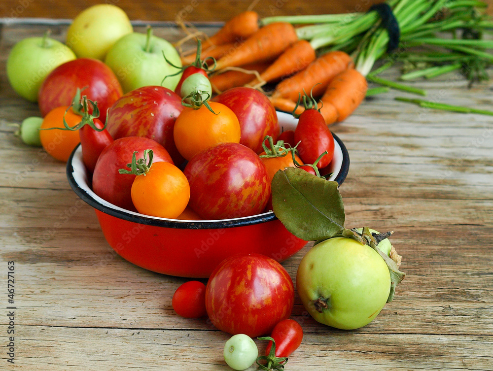 Apple-Coloured Tomatoes, Apples And Carrots Apple-Coloured Tomatoes, Apples And Carrots