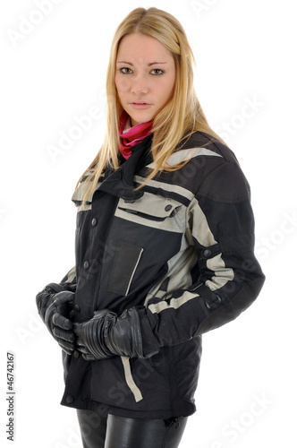 Junge Frau in Motorradkleidung