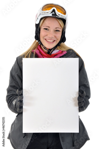 Junge Frau in Skianzug hält leeres Schild © Dan Race