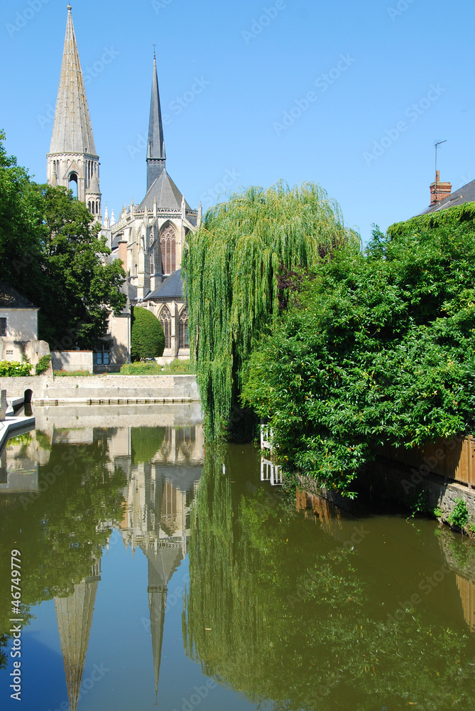 Eglise abbatiale de Vendôme se reflétant  dans le Loir