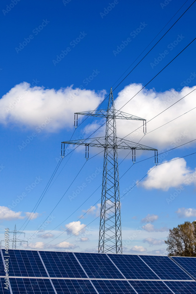 Hochspannungsmasten und Solarzellen Hochspannungsmasten und Solarzellen