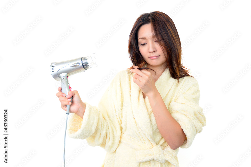 毛先の傷みを気にする女性