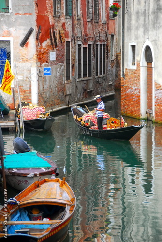 gondolier sur les canaux de Venise photo