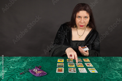 Eine Frau legt Tarot Karten