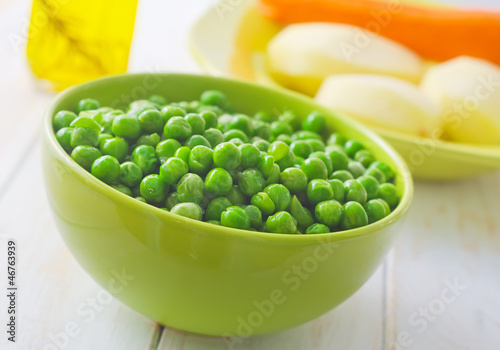 fresh green peas in the green bowl