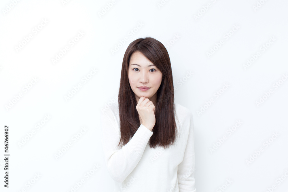 考える女性 考える女性
