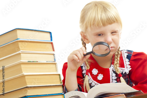Fotografie girl reading with loupe