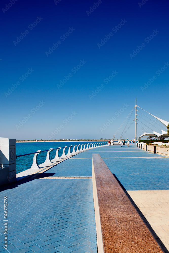 Obraz premium Abu Dhabi Corniche is flanked by a beautiful promenade