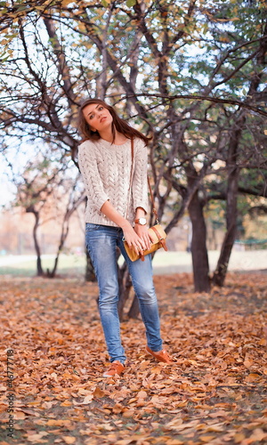 Young woman in autumn park © Anton Petukhov