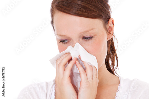 Attraktive junge Frau putzt sich die Nase