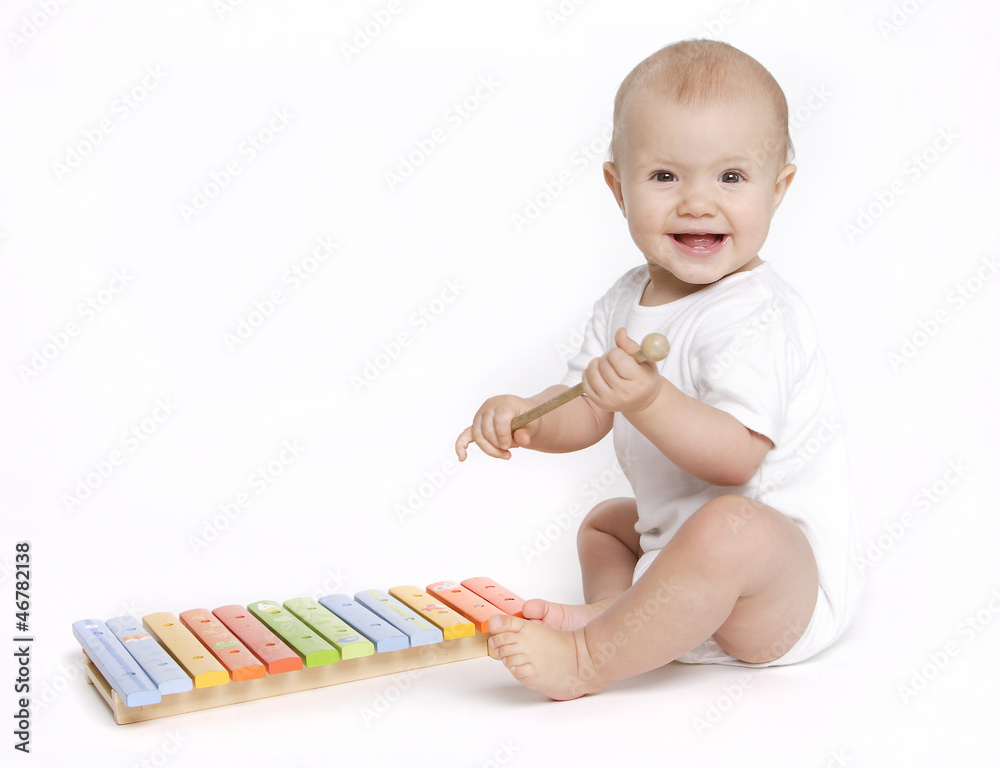 niemowle grające na cymbałkach - obrazy, fototapety, plakaty 