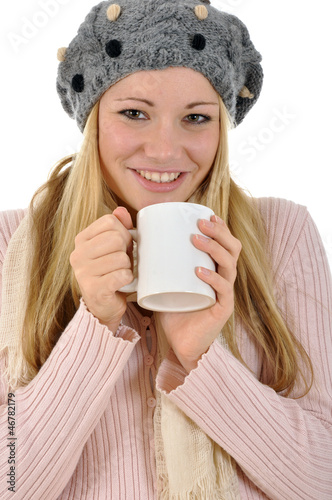 Junge Frau in Winterkleidung trinkt Kaffee