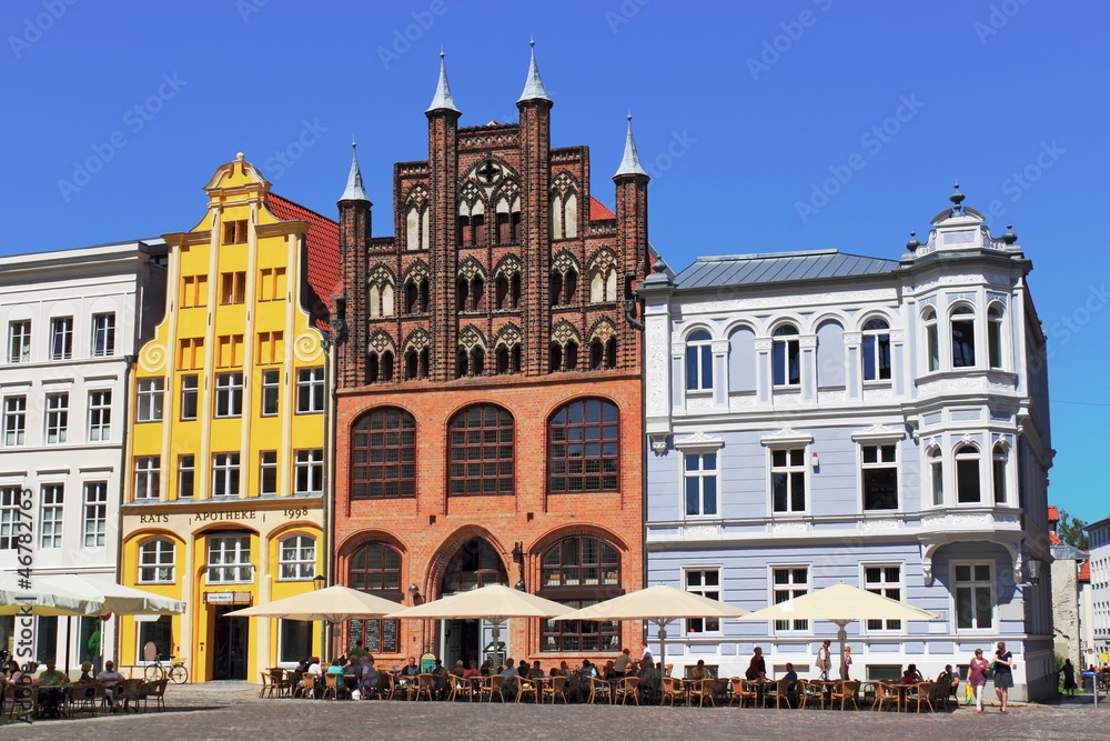Stralsund, Sanierte Altbauten am Marktplatz