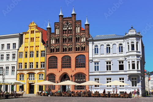 Stralsund, Sanierte Altbauten am Marktplatz