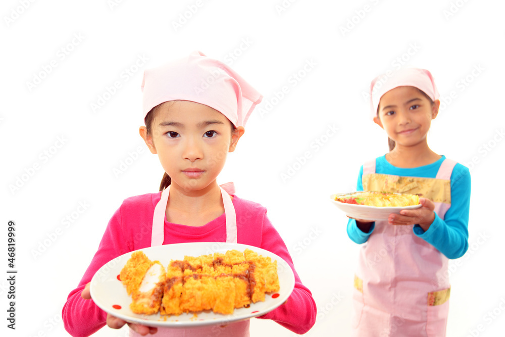 料理を持ち微笑む姉妹