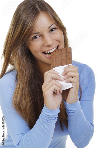 Hübsche Frau isst Schokolade