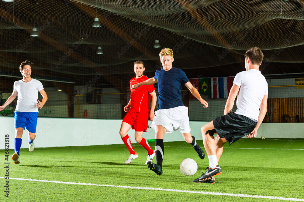 Mannschaft spielt Hallenfußball