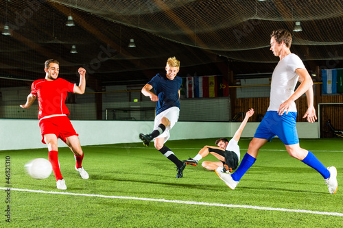 Mannschaft spielt Hallenfu  ball