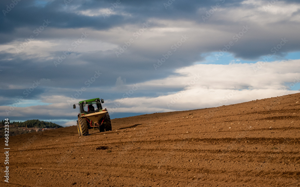 Naklejka premium Traktor auf einem Feld