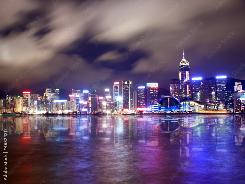 Obraz premium Beautifuly lit skyscrapers in Hong Kong