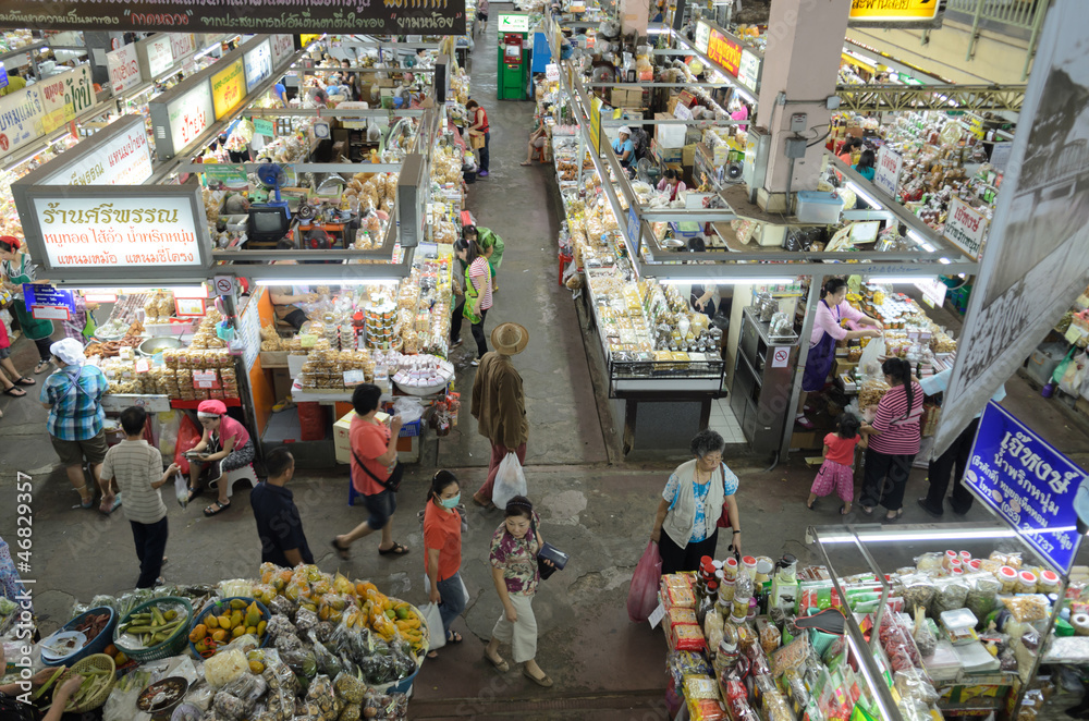 Unidentified shoppers at Warorot market