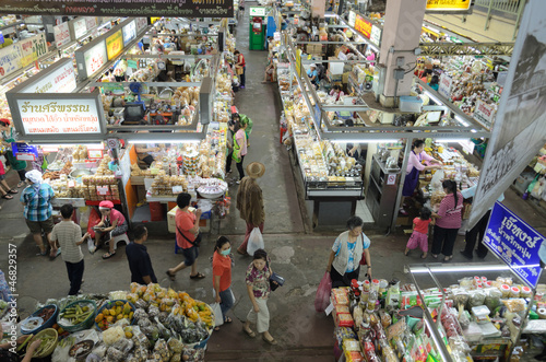 Unidentified shoppers at Warorot market