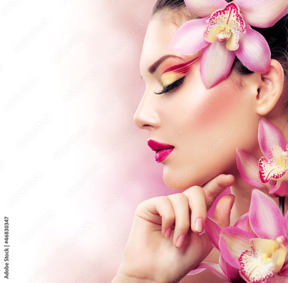 Fototapeta premium Piękna dziewczyna Z Storczykowymi kwiatami. Idealny makijaż