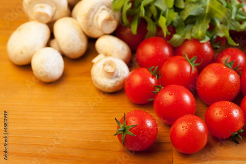 Tomatoes, mushrooms and rocket salad