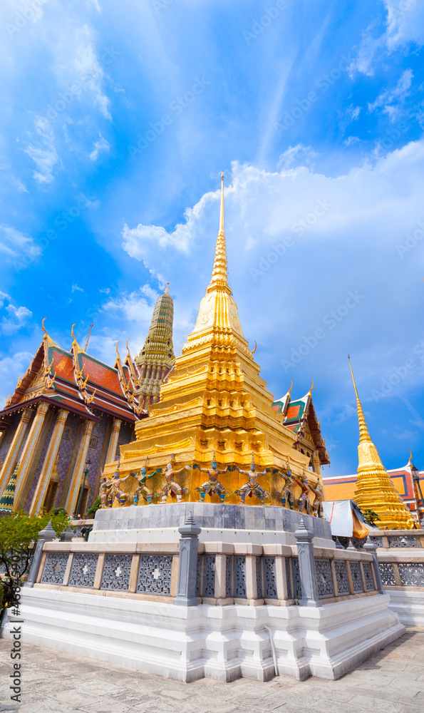 Fototapeta premium The ancient golden pagoda