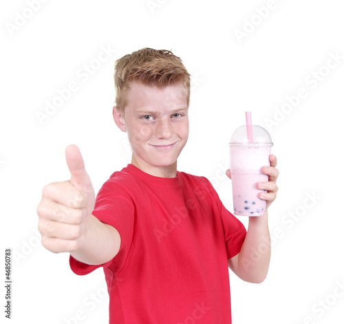 Junge mit Daumen hoch und Bubble Tea oder Milchshake photo