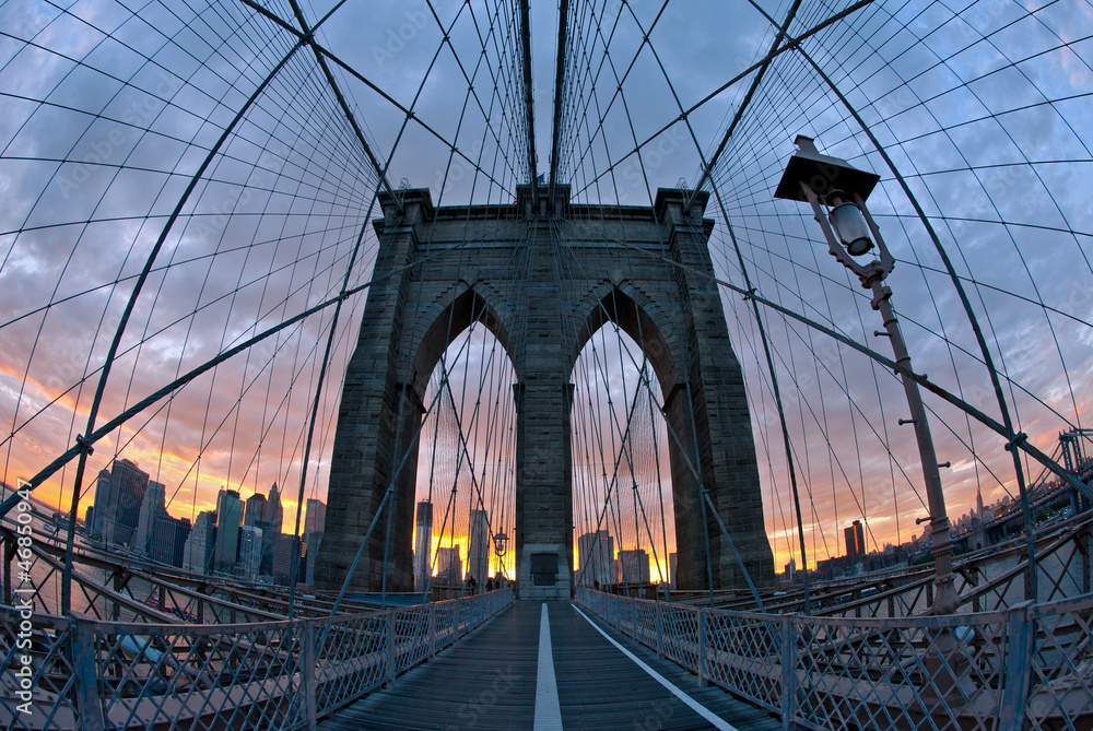 Fototapeta premium Brooklyn Bridge w Nowym Jorku o zmierzchu.